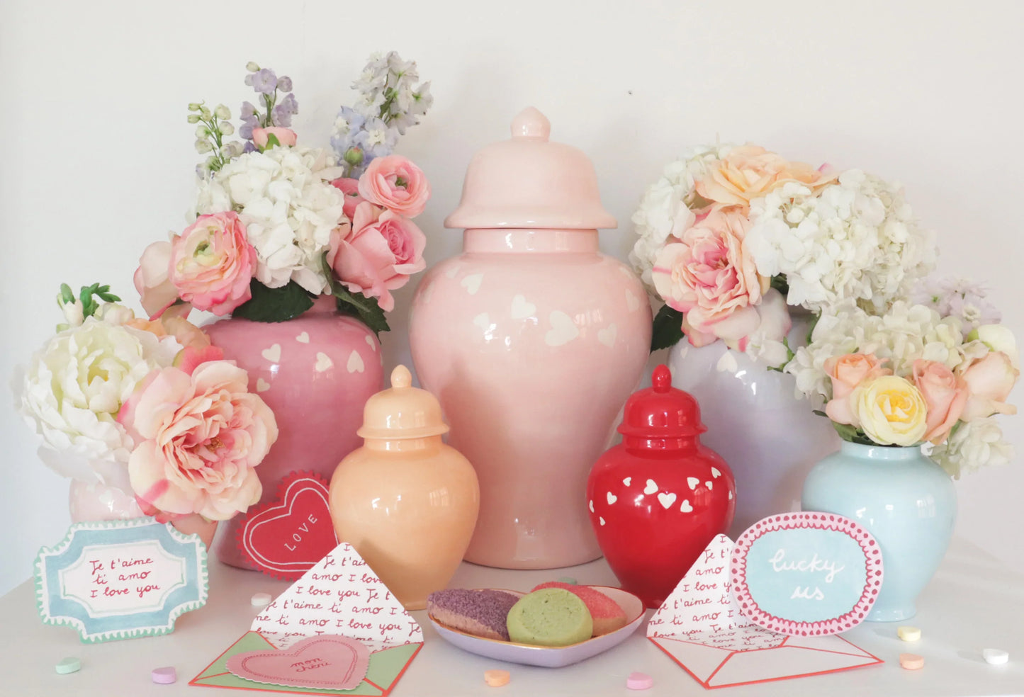 Detailed view of the lid of the 'Love is in the Air' ginger jar in red.